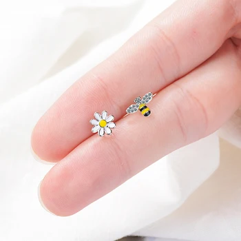 Nowa Moda Kreatywne Słodki Kwiat Pszczoła Stokrotka Asymetryczne Biżuteria Ze Srebra próby 925 Piękne Kolczyki Z Diamentami SE963 3